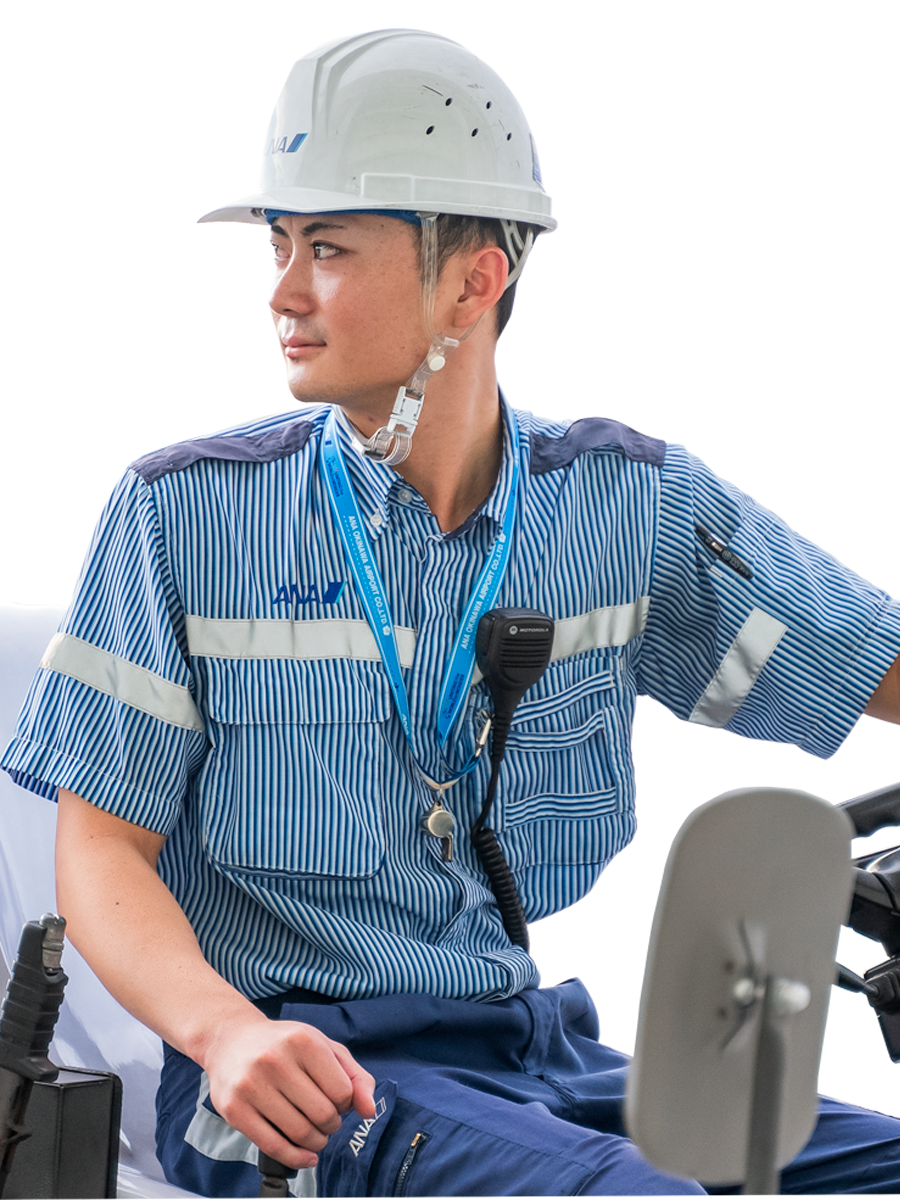 グランドハンドリングで活躍する先輩　安次嶺さん