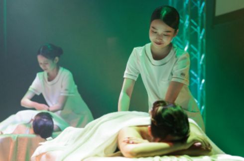 トータルビューティー科の学生がステージ上でエステの技術を披露している様子