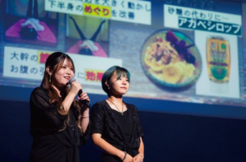 トータルビューティー科の学生がステージ上で施術者を紹介している様子