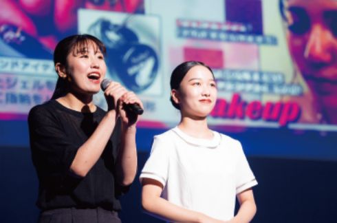 トータルビューティー科の学生がステージ上で施術者を紹介している様子