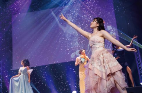 トータルビューティー科の学生がステージ上をウォーキングしている様子