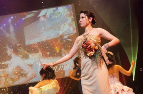 トータルビューティー科の学生がステージ上をウォーキングしている様子