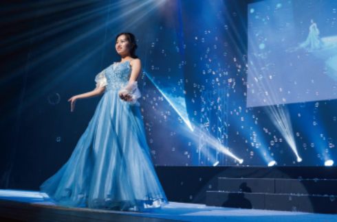 トータルビューティー科の学生がステージ上をウォーキングしている様子