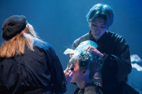 美容科の学生がヘアメイクライブでモデルにメイクしている様子