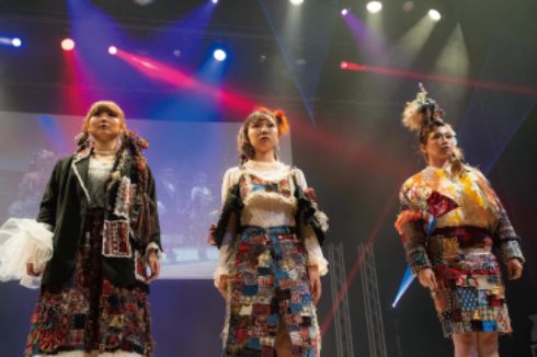 ドレスアップした美容科の学生がステージ上でポーズをとっている様子