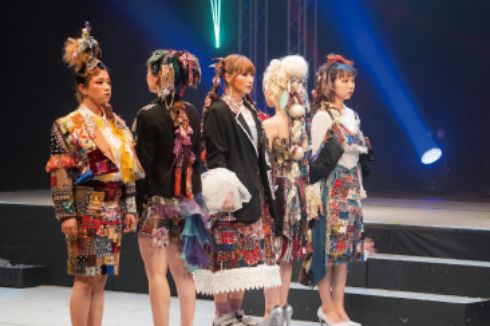 ドレスアップした美容科の学生がステージ上でポーズをとっている様子