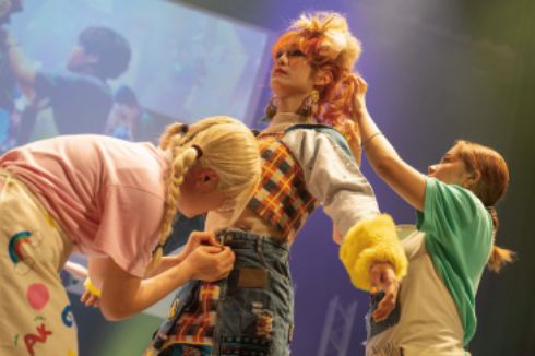 美容科の学生がヘアメイクライブでモデルのスタイリングをしている様子