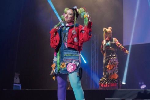 ドレスアップした美容科の学生がステージ上でポーズをとっている様子