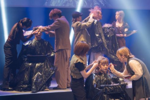 美容科の学生がヘアメイクライブでモデルにメイクしている様子