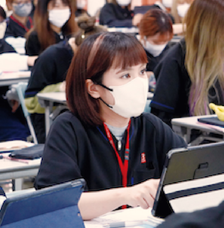 授業中にタブレットでメモをしている学生