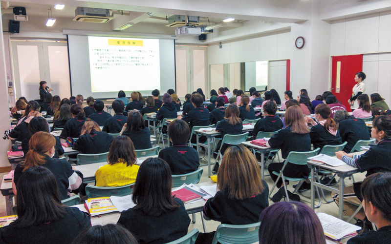 クラスで授業を受けている様子