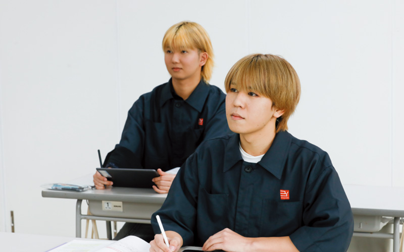 学生がノートを取っている様子