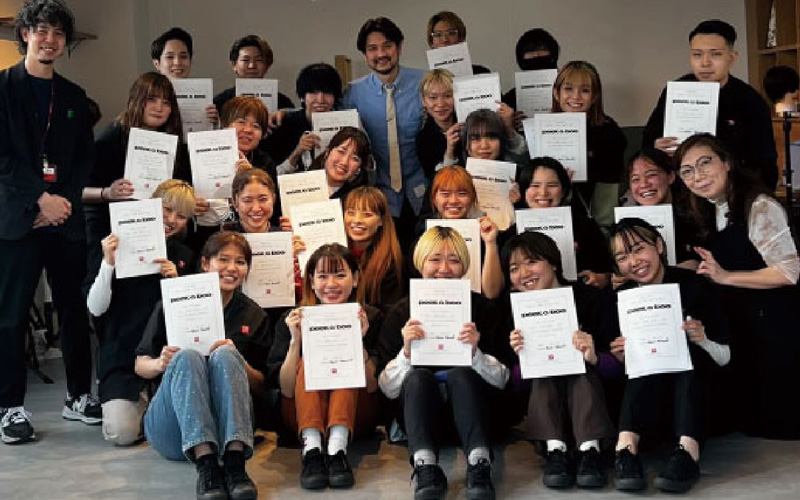 修了認定試験後の学生と講師の集合写真