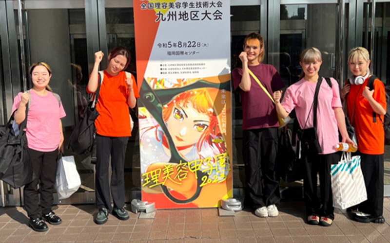 大会が行われる会場前で意気込んでいる学生たち