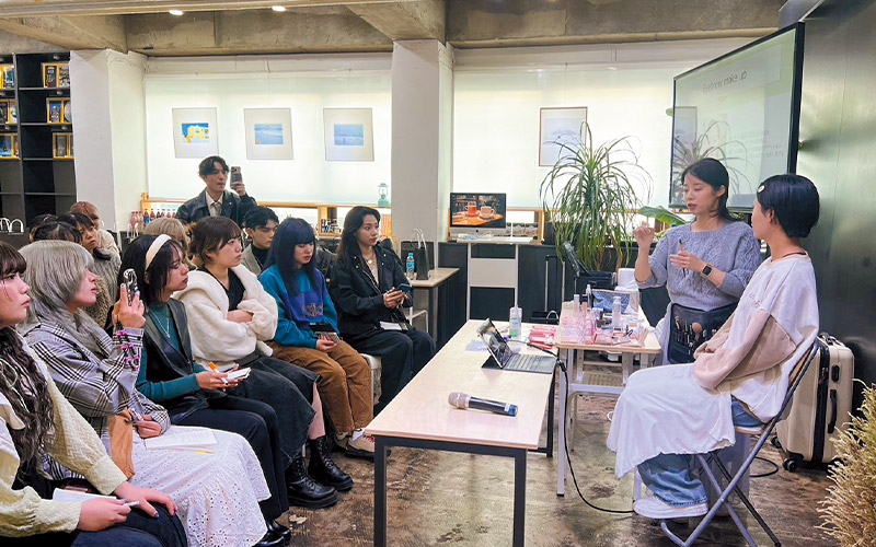 韓国で美容の研修授業を受けている様子