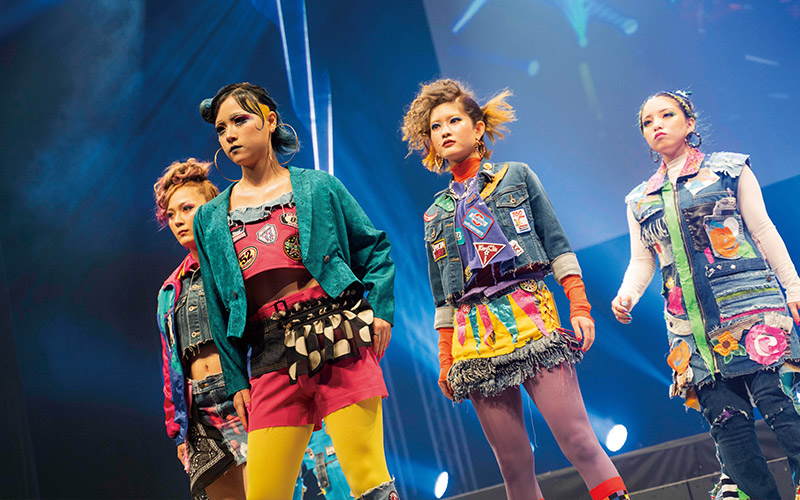 ショーのステージ上でウォーキングをしている学生たち