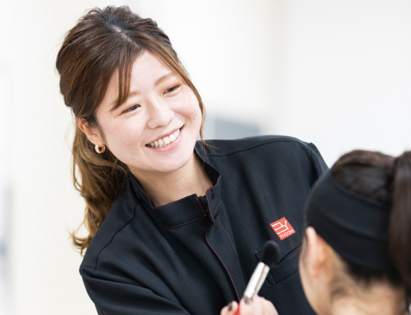 講師がモデルにメイクをしている様子