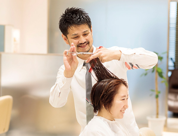 講師がモデルにヘアカットをしている様子