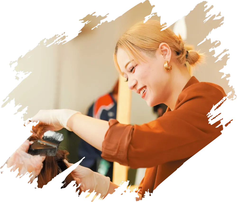 カラーを行う女性の美容学生