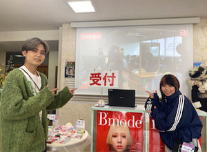 オープンキャンパスで受付をしている学生たち