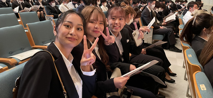 入学式での学生たちの様子