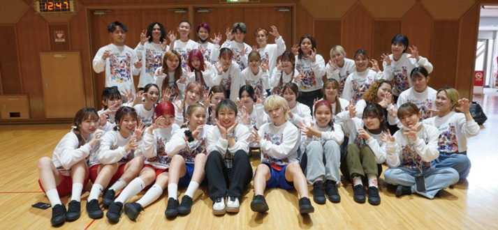 新入生歓迎会での学生たちの集合写真