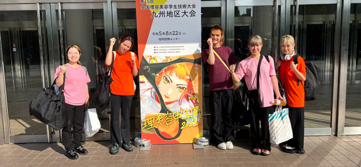 大会の入り口で複数の学生が意気込んでいる様子