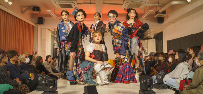 学園祭のステージ上で複数の学生がポーズをとっている写真