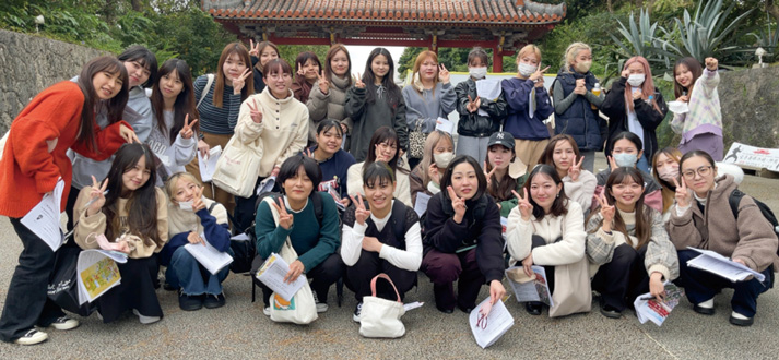 沖縄観光概論での授業中の学生たちの集合写真
