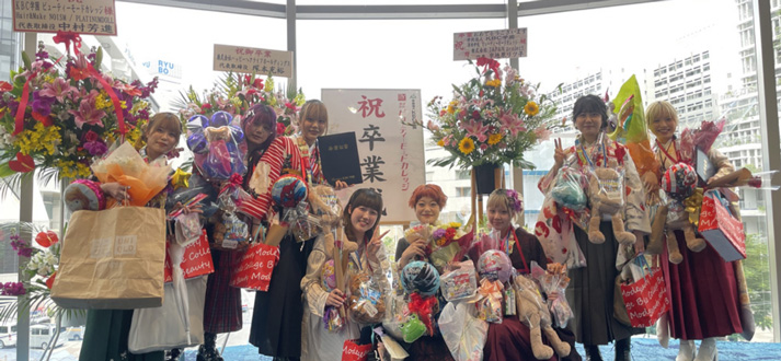 卒業式の学生たち