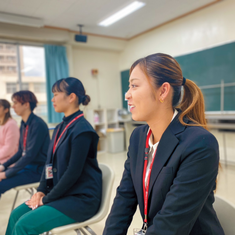 スーツを着て面接練習を行う学生たち