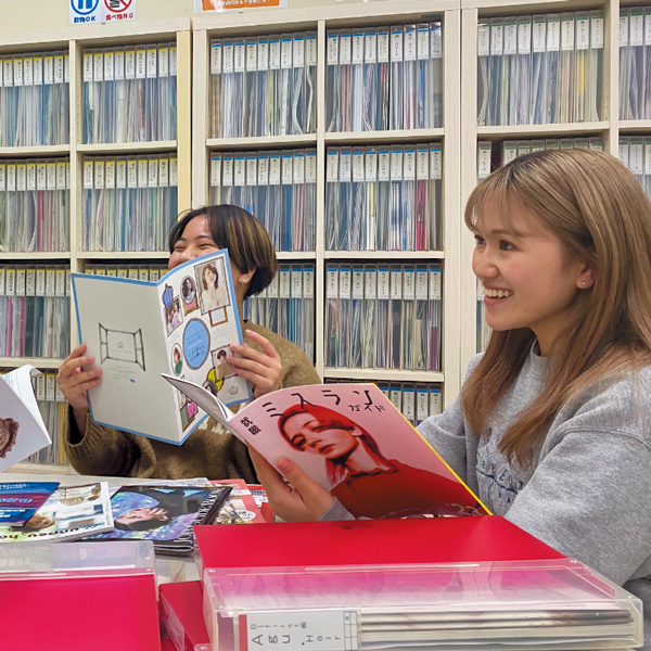 資料室で求人票や資料を閲覧する学生たち